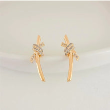 Load image into Gallery viewer, BRINCO EAR CUF FILETE DETALHE CRAVEJADO
