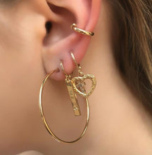 Load image into Gallery viewer, ARGOLA COM PINGENTE CORAÇÃO
